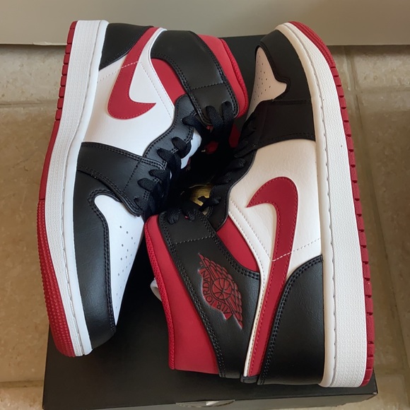 Nike Jordan 1 Mid - Picture 2 of 3